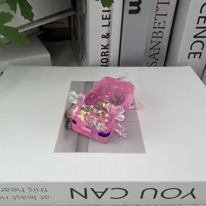 Vue détaillée d'un jouet antistress axolotl rose pailleté posé sur un livre