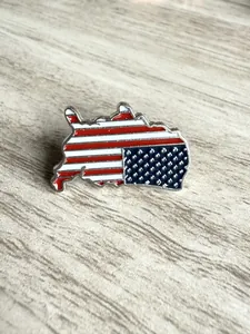 Gros plan détaillé d'un pin's en forme de carte des USA aux couleurs du drapeau américain