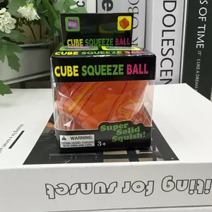 Vue détaillée d'une balle anti-stress cubique orange avec des motifs tourbillonnants en boîte