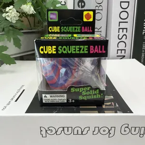 Gros plan d'une balle anti-stress Cube Squeeze Ball dans son emballage d'origine.