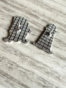 Détail de l'arrière en métal argenté et de l'épingle d'un badge en émail américain.
