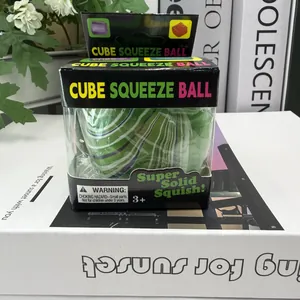 Gros plan d'une balle à presser cube verte dans son emballage de présentation.