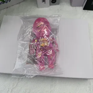 Vue détaillée du jouet anti-stress bébé pailleté rose dans son emballage plastique