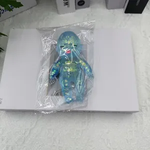 Gros plan d'un jouet anti-stress bébé bleu pailleté dans son sac d'emballage