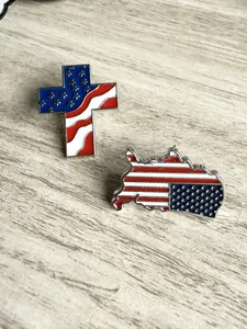 Détail de deux épinglettes en émail patriotiques du drapeau américain sur bois