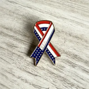Broche ruban thème drapeau USA avec rayures rouge blanc bleu sur fond bois clair