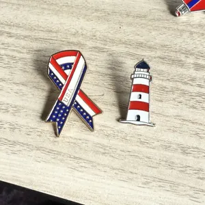 Épinglettes en émail avec ruban drapeau américain et motif de phare rayé rouge blanc.