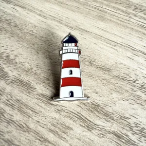 Broche phare en émail à rayures rouge blanc bleu sur fond de bois naturel chic