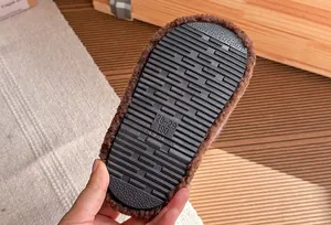 Dettaglio della suola in gomma antiscivolo per pantofole calde in peluche per bambini