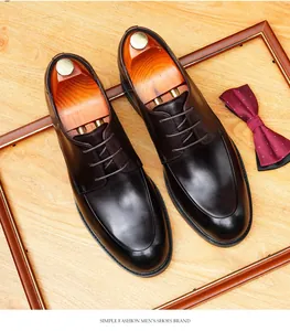 Gedetailleerd bovenaanzicht van bruine leren derby schoenen met houten spanners