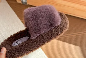 Primo piano di ecopelliccia viola e materiale sherpa marrone su calda ciabatta invernale