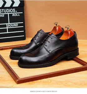Detailopname van donkerbruine lederen derby schoenen met luxe houten schoenspanners.