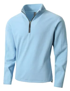 Detailansicht eines hellblauen Herren-Fleece-Pullovers mit Stehkragen und Reißverschluss