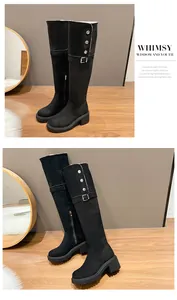 Detailansicht schwarzer Overknee-Stiefel aus Wildleder mit modischer Schnalle und Absatz