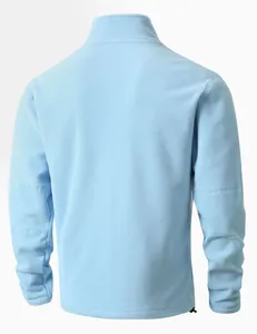 Gedetailleerd achteraanzicht van een lichtblauwe heren fleece sweatshirt met opstaande kraag