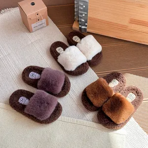 Pantofole in ecopelliccia per bambine con suole spesse in peluche e design a punta aperta.