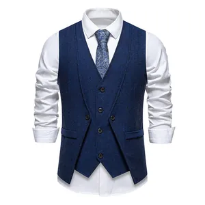 Vorderansicht der blauen Herrenweste mit Fischgrätmuster und weißem Hemd im Lagen-Look