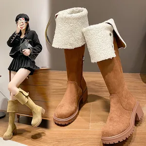 Retro-Stiefel mit klobigem Absatz und Fleece-Manschette in geteilter Ansicht