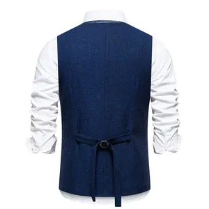 Rückansicht einer blauen Herrenweste mit Fischgrätmuster im Vintage-Stil für formelle Anlässe