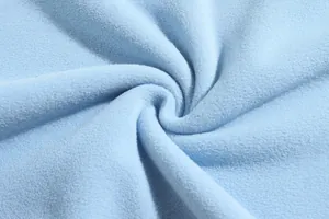 Nahaufnahme der weichen, hellblauen Polarfleece-Stoffstruktur für das Herren-Sweatshirt