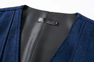 Detailansicht des Ausschnitts einer blauen Herrenweste mit Fischgrätenmuster und Größe S