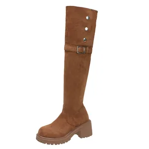 Stilvolle braune Overknee-Stiefel aus Wildleder mit Blockabsatz und Silberknöpfen