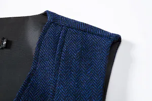 Detailaufnahme des blauen Fischgrät-Stoffs auf der Schulter einer Herren-Weste
