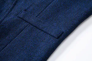 Detailansicht des blauen Fischgrätenmusters und der Tasche an der Vintage-Herrenweste