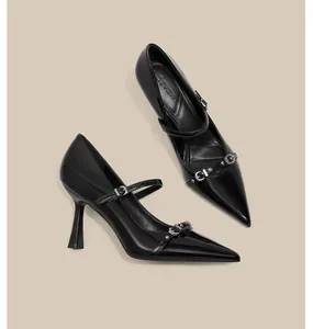 Vista detallada de zapatos de tacón en charol negro con punta y hebilla metálica