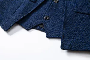 Makroansicht von blauem Fischgräten-Tweed-Stoff und Knopfdetails an der Herrenweste