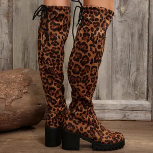 Dettaglio ravvicinato di eleganti stivali sopra il ginocchio leopardati con lacci sul retro