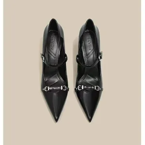 Detalle de vista superior de elegantes zapatos de tacón Mary Jane negros con punta
