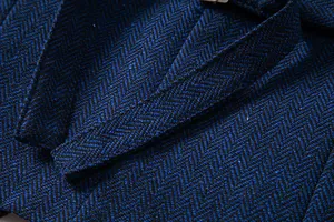 Makroansicht von blau-schwarzem Fischgrätenmuster auf einer Retro-Herrenweste