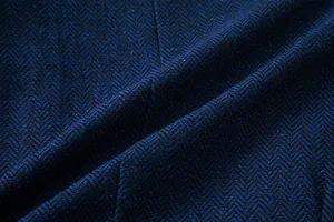 Makro-Detailaufnahme von blauem und schwarzem Fischgrätenmuster für Herren-Retro-Westen.