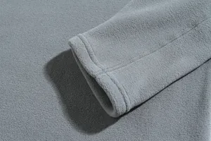 Makroaufnahme des elastischen Bündchens eines grauen Polarfleece-Sweatshirts für Herren.