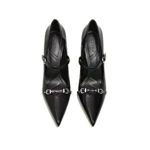 Elegantes zapatos Mary Jane de charol negro con punta afilada y hebillas metálicas