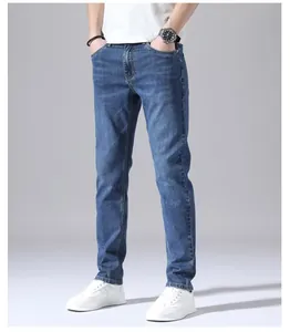 Jeans elasticizzati blu classici da uomo con gamba dritta e vestibilità molto comoda