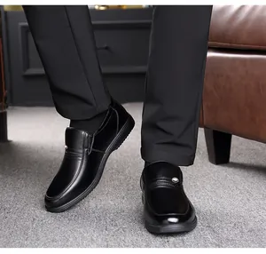 Vue détaillée de chaussures en cuir noir pour hommes avec semelle souple et antidérapante
