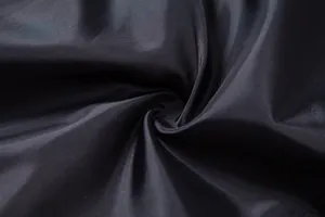 Makroaufnahme des schwarzen seidigen Stoffes mit elegantem Glanz für Herren-Festweste.