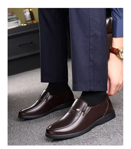 Gros plan de chaussures à enfiler en cuir marron pour hommes en milieu pro