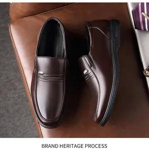 Détail rapproché de mocassins en cuir marron avec finition texturée et boucle métallique