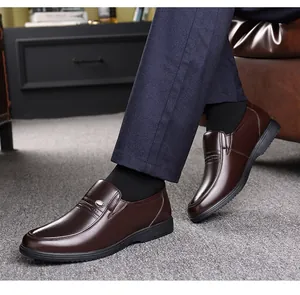Détail de vue latérale de mocassins en cuir marron foncé avec pantalon bleu