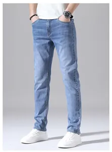 Vista completa dei jeans classici blu elasticizzati da uomo con sneakers bianche