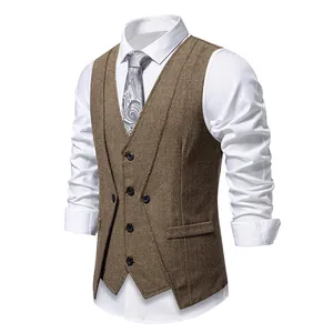 Detailansicht einer braunen Fischgräten-Weste für Herren im Retro-Zweiteiler-Look.