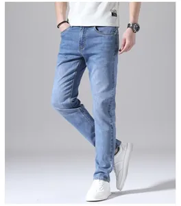 Dettaglio dei jeans dritti da uomo azzurri con finitura lavata e tasche classiche.