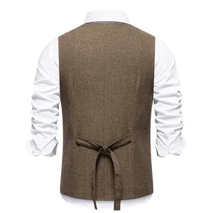 Rückansicht der braunen Tweed-Weste für Herren mit Fischgrätenmuster und verstellbarem Riegel.