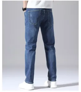 Vista posteriore dettagliata delle tasche di un classico jeans blu a gamba dritta