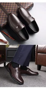 Détail de mocassins en cuir souple marron pour hommes montrant texture et effet porté