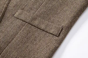 Nahaufnahme der braunen Fischgräten-Stofftextur und Taschendetail an einer Herrenweste.