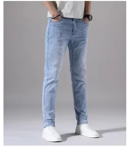 Vista dettagliata di jeans da uomo azzurri slim fit a gamba dritta in denim lavato.